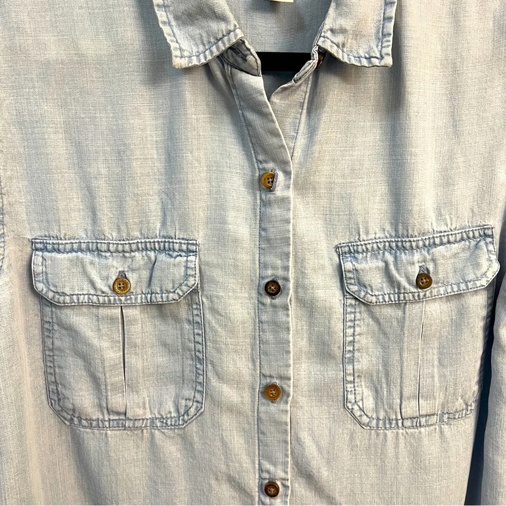 Forever 21 Women’s Button Down Denim Shirt in Size Medium - Picture 5 of 10